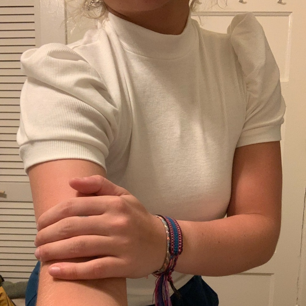 White puffy sleeves top